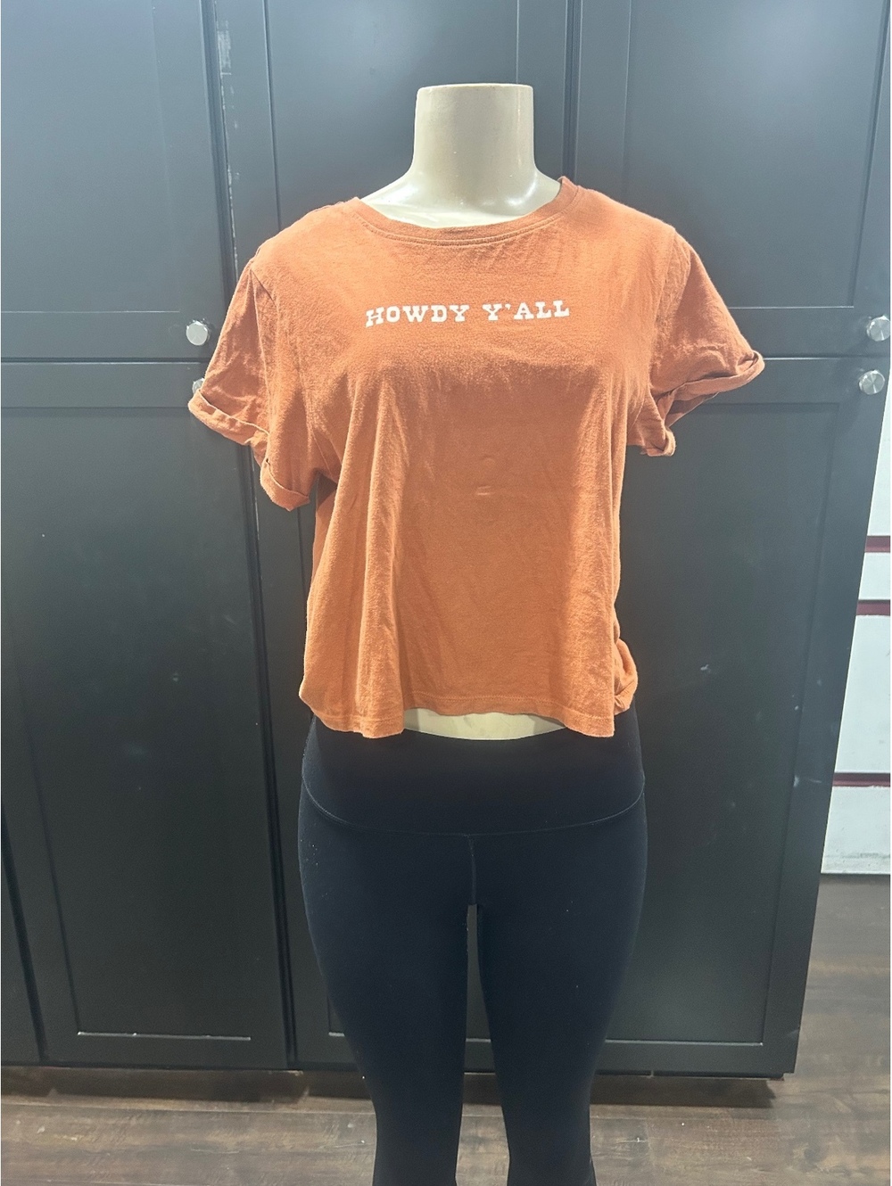 Darling Blue Rust Orange 'Howdy Y'all' Graphic Crop T-Shirt, Size M